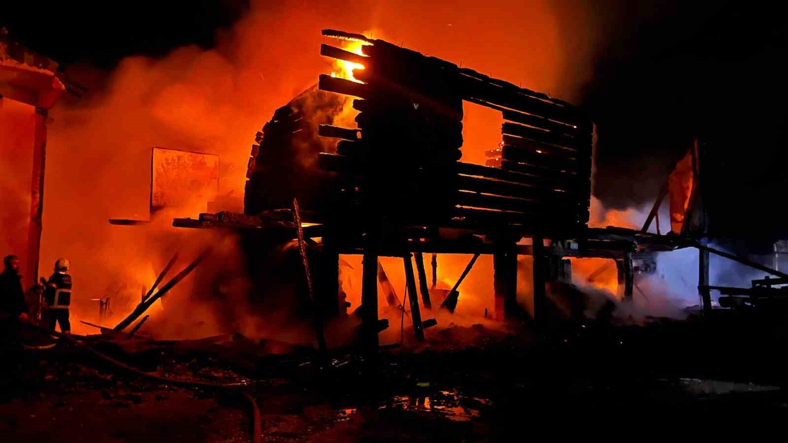 KASTAMONU'NUN TOSYA İLÇESİNDE ALEVLERE TESLİM OLAN İKİ KATLI AHŞAP EV