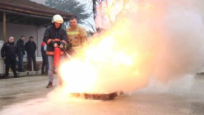 DÜZCE BELEDİYESİ İTFAİYE MÜDÜRLÜĞÜ EKİPLERİ TARIM VE ORMAN İL MÜDÜRLÜĞÜ