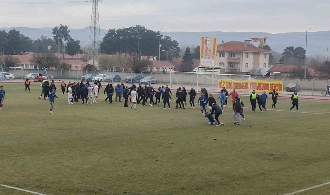 KASTAMONU'DA OYNANAN BÖLGESEL AMATÖR LİG MAÇI SONUNDA SAHAYA GİREN TARAFTARLARLA