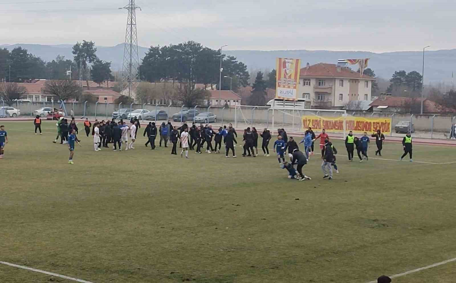 KASTAMONU'DA OYNANAN BÖLGESEL AMATÖR LİG MAÇI SONUNDA SAHAYA GİREN TARAFTARLARLA