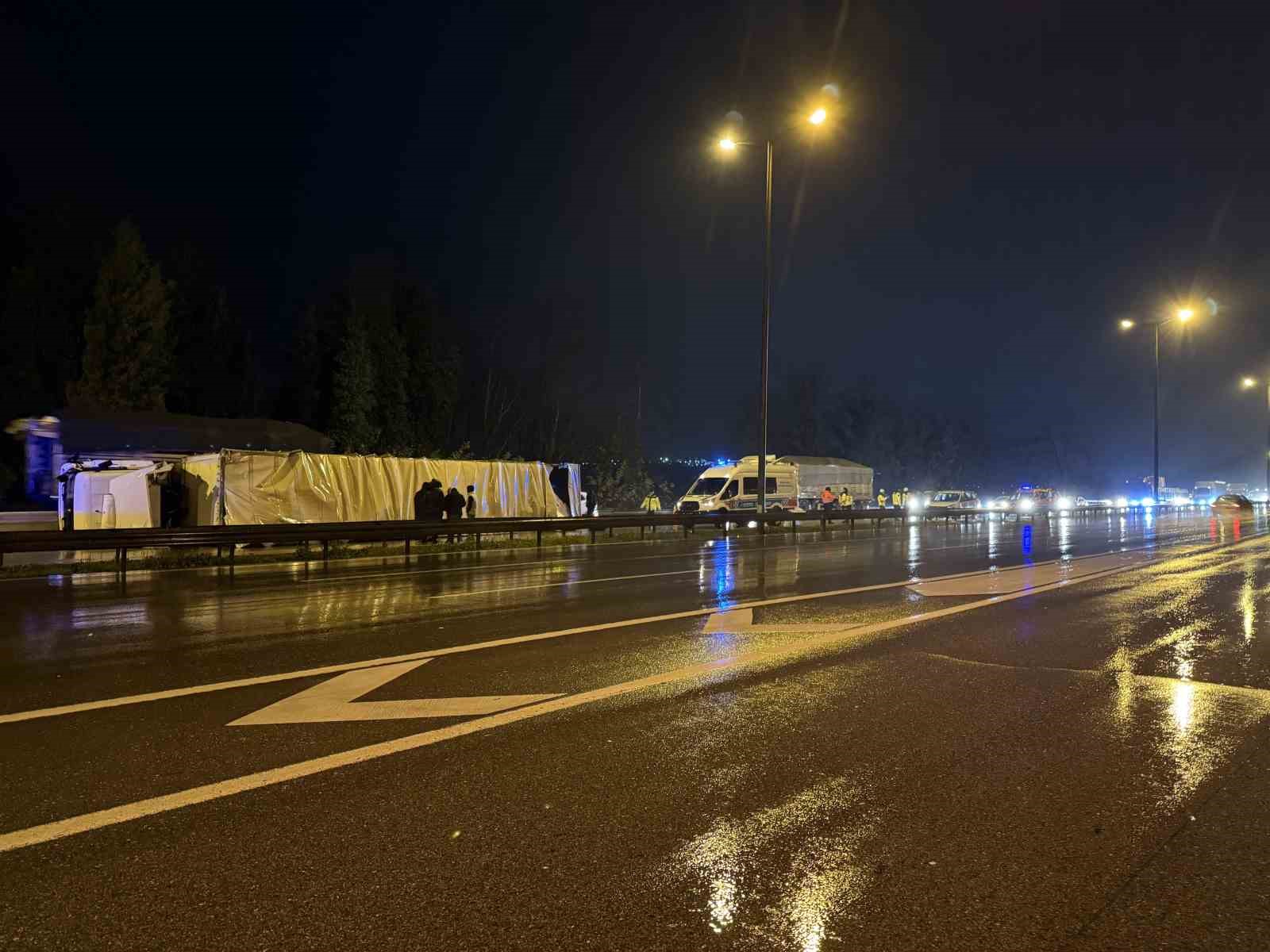 ANADOLU OTOYOLU SAKARYA GEÇİŞİNDE KONTROLDEN ÇIKAN TIRIN DEVRİLMESİ NETİCESİNDE MEYDANA