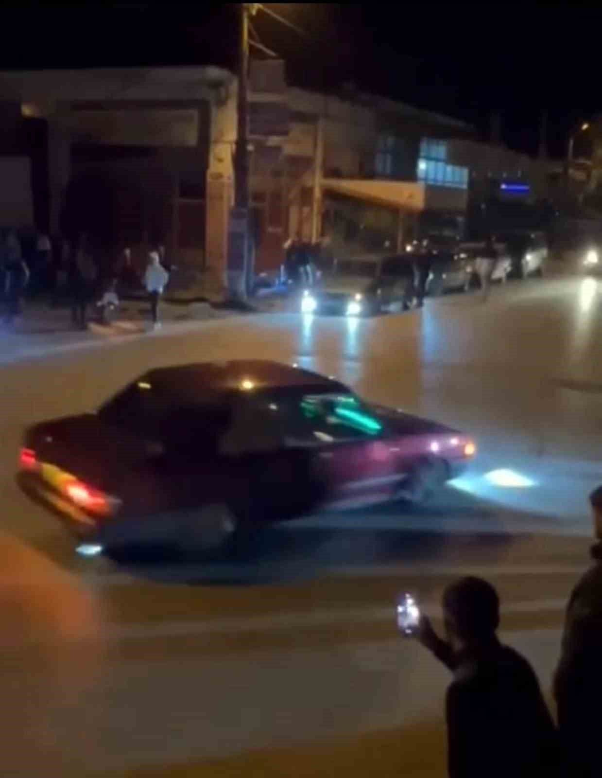 SAKARYA'NIN ADAPAZARI İLÇESİNDE OTOMOBİLİ İLE ATTIĞI DRİFTİ SOSYAL MEDYA HESABI