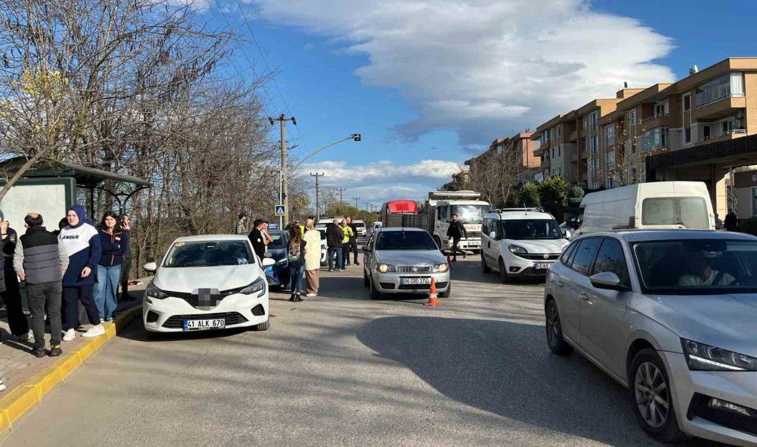 KARŞIDAN KARŞIYA GEÇMEYE ÇALIŞAN BABAANNE İLE TORUNUNA OTOMOBİL ÇARPTI