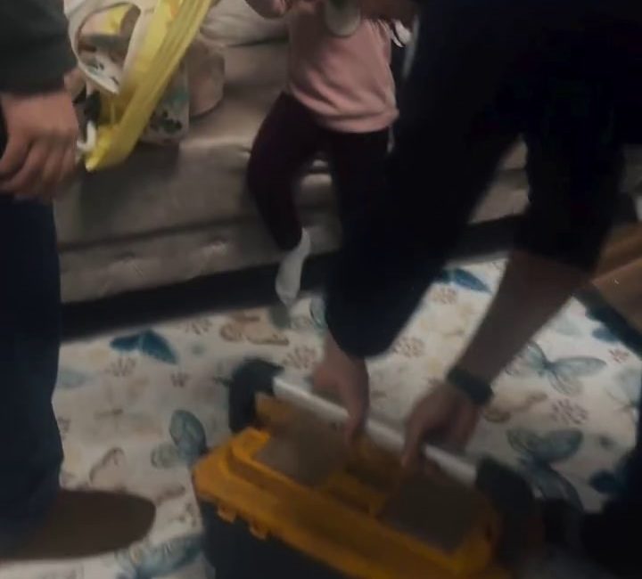 SAKARYA’DA PARMAĞI BEBEK YÜRÜTECEĞİNE SIKIŞAN MİNİK KIZ, İTFAİYE EKİPLERİNİN MÜDAHALESİYLE