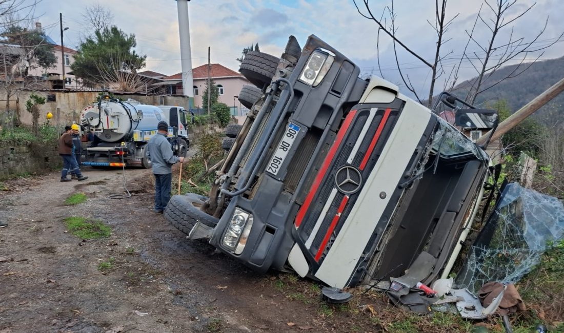 KASTAMONU'NUN CİDE İLÇESİNDE DEVRİLEN BETON MİKSERİNİN SÜRÜCÜSÜ YARA ALMADAN KURTULDU.
