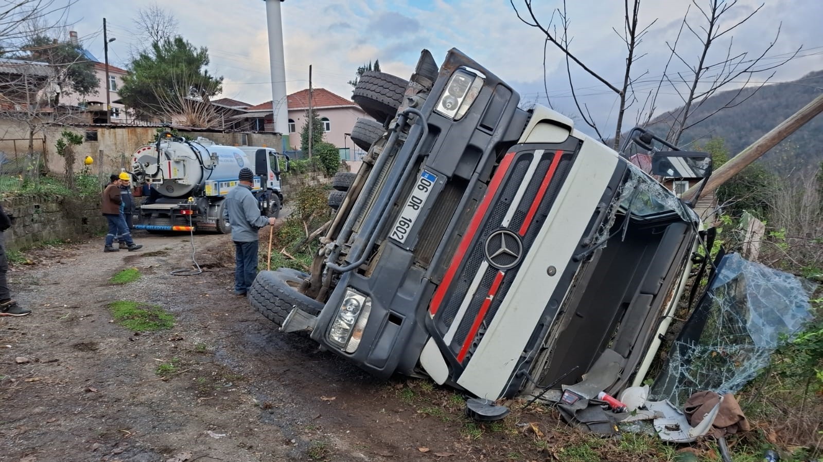 KASTAMONU'NUN CİDE İLÇESİNDE DEVRİLEN BETON MİKSERİNİN SÜRÜCÜSÜ YARA ALMADAN KURTULDU.