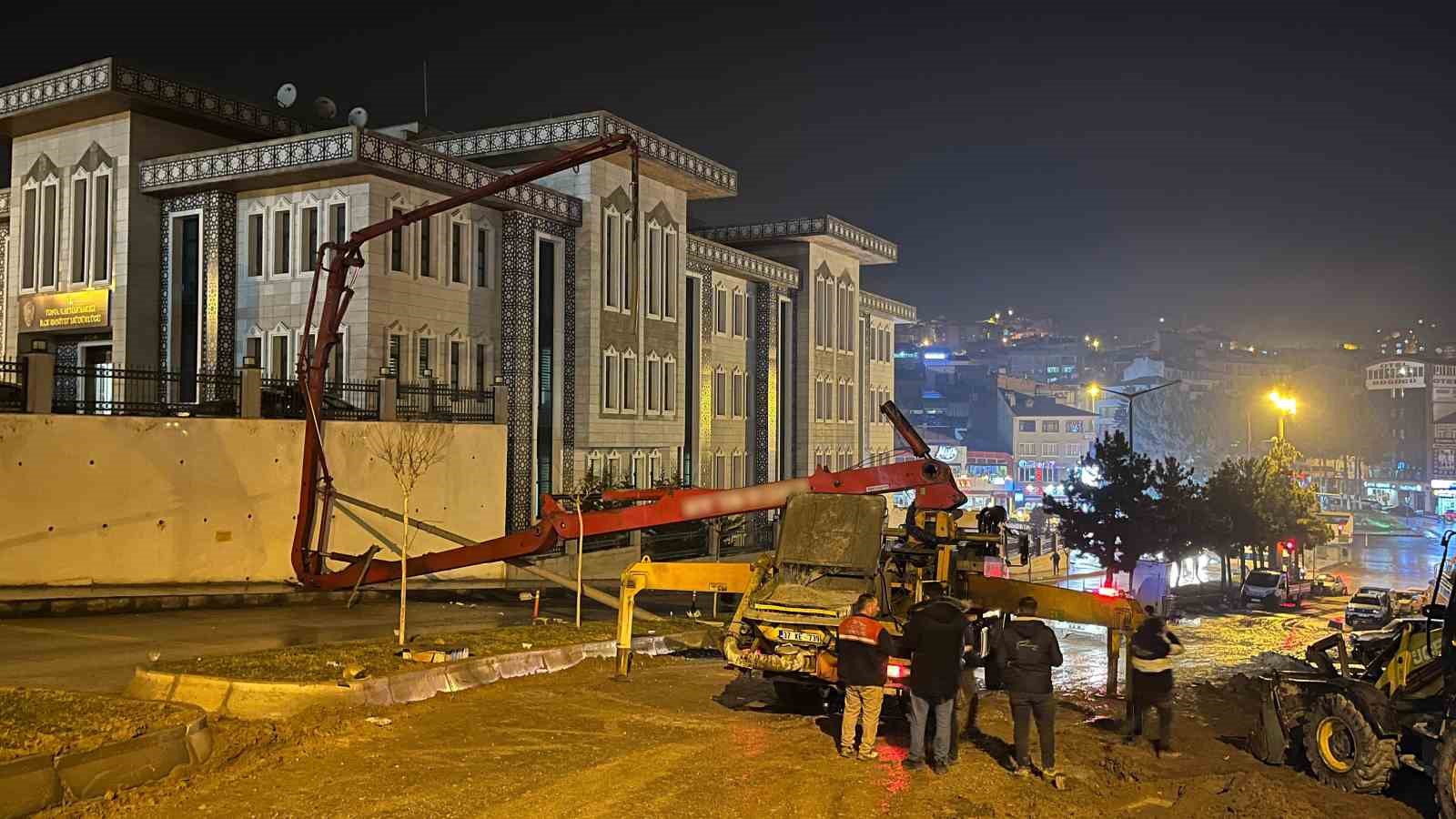 KASTAMONU'NUN TOSYA İLÇESİNDE BETON POMPASININ DEVRİLMESİ NETİCESİNDE MEYDANA GELEN KAZADA,