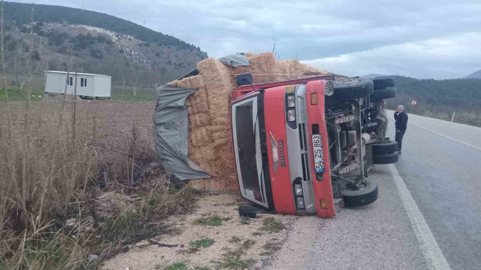 Bilecik’te saman yüklü kamyon devrildi