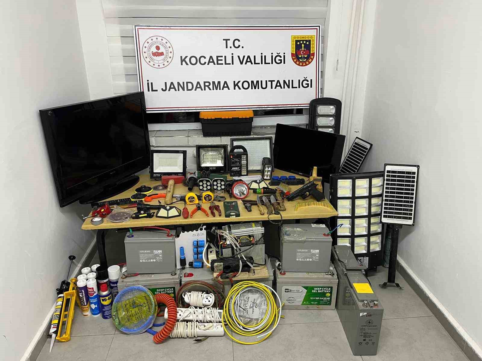 KOCAELİ'NİN KANDIRA İLÇESİNDE FARKLI MAHALLELERDE BULUNAN İKAMETLERE GİREREK EŞYA ÇALAN