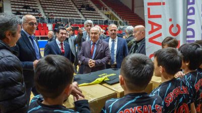 BOLU’DA 33 AMATÖR SPOR KULÜPLERİNE BİN EŞOFMAN, BİN ŞORT, 300