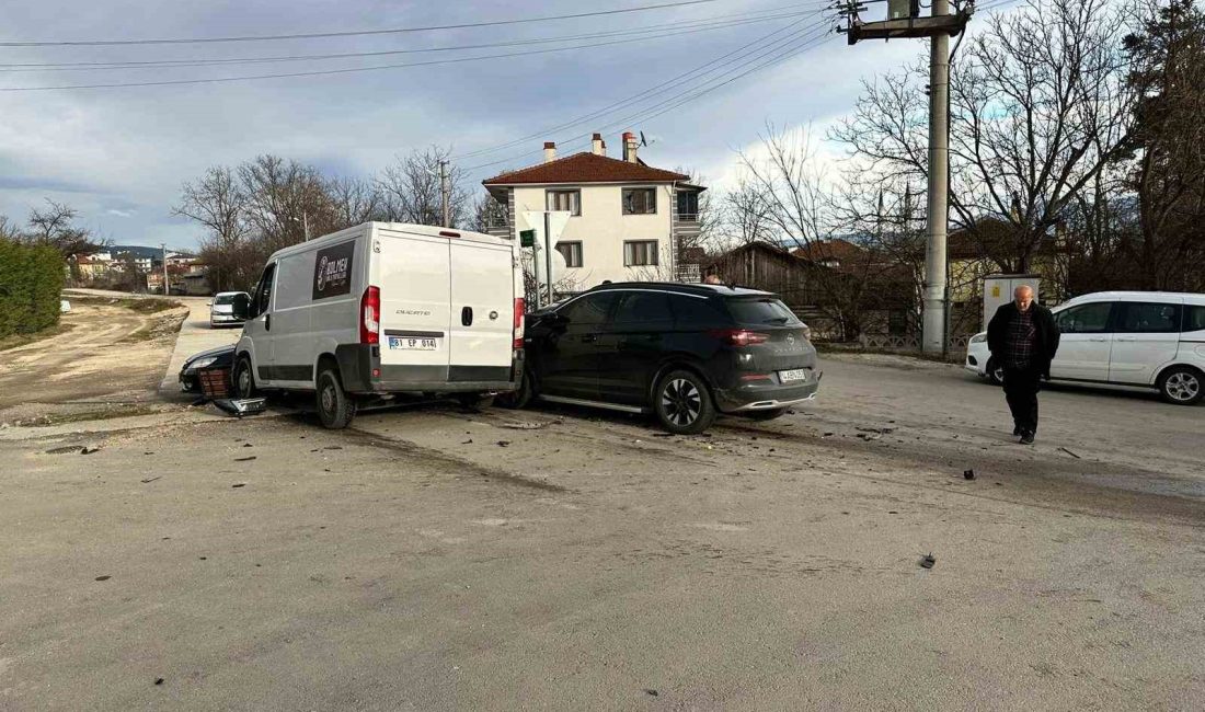 BOLU'DA, PAŞAKÖY MAHALLESİ'NDE KAVŞAKTA