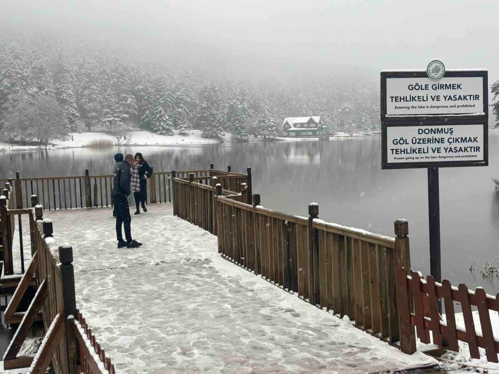 BOLU’NUN DOĞAL GÜZELLİKLERİYLE ÜNLÜ GÖLCÜK TABİAT PARKI BEYAZ ÖRTÜYLE KAPLANDI.