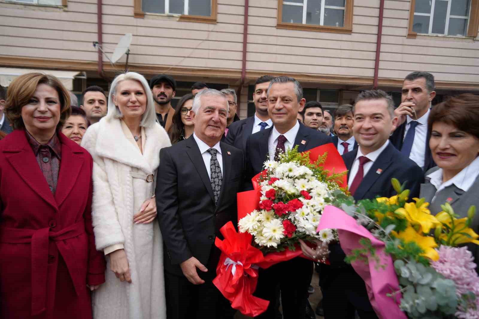 CHP Genel Başkanı Özgür Özel, Bilecik Mülakatı’nın yapıldığı tarihi binayı gezdi