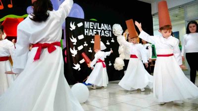 DÜZCE BELEDİYESİ ÇOCUK ÜNİVERSİTESİ’NDE MEVLANA HAFTASI’NA ÖZEL PROGRAM DÜZENLENDİ. KÜÇÜK