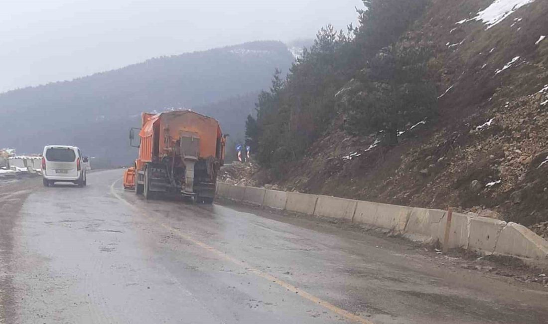 KASTAMONU'DA DAĞDAN KOPAN KAYA YOLA DÜŞTÜ. OLAY SIRASINDA KAYANIN DÜŞTÜĞÜ