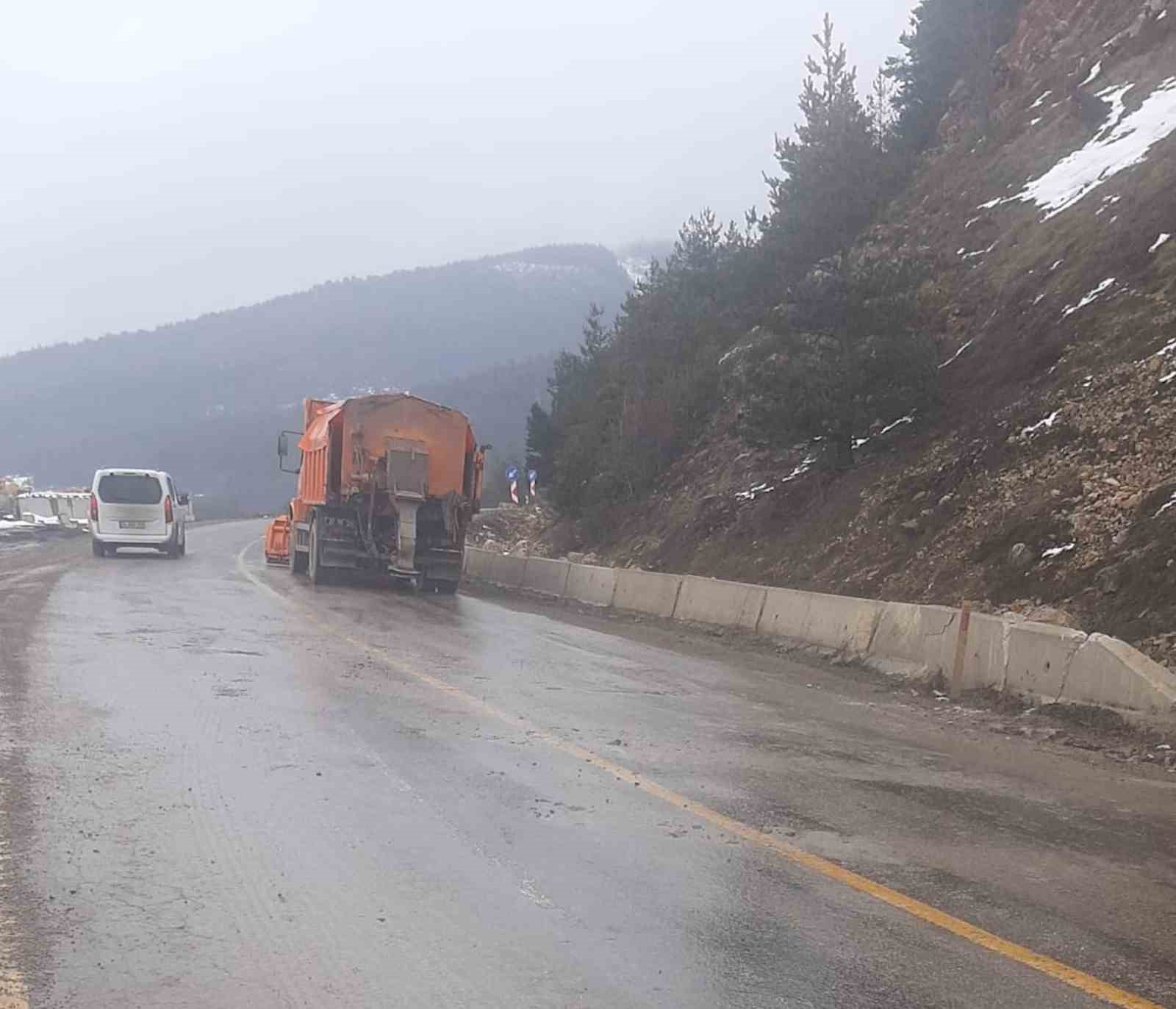 KASTAMONU'DA DAĞDAN KOPAN KAYA YOLA DÜŞTÜ. OLAY SIRASINDA KAYANIN DÜŞTÜĞÜ