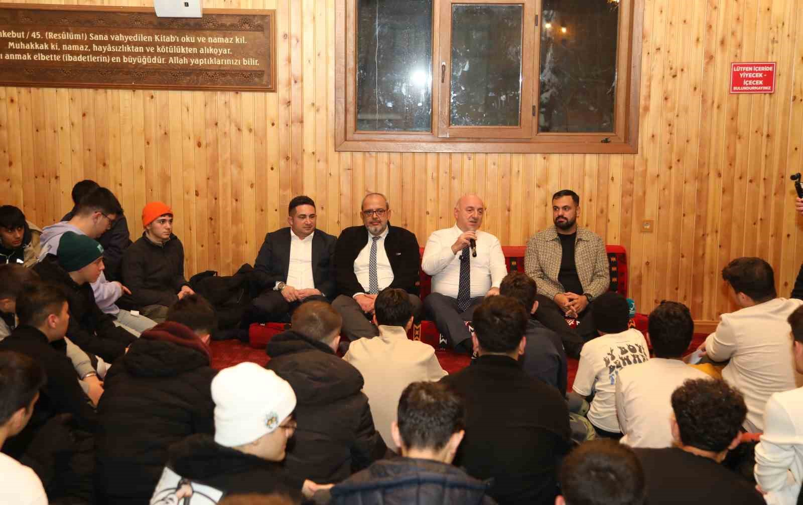 DARICA BELEDİYE BAŞKANI MUZAFFER BIYIK, KAMP ATEŞİ EŞLİĞİNDE GENÇLERLE BİR