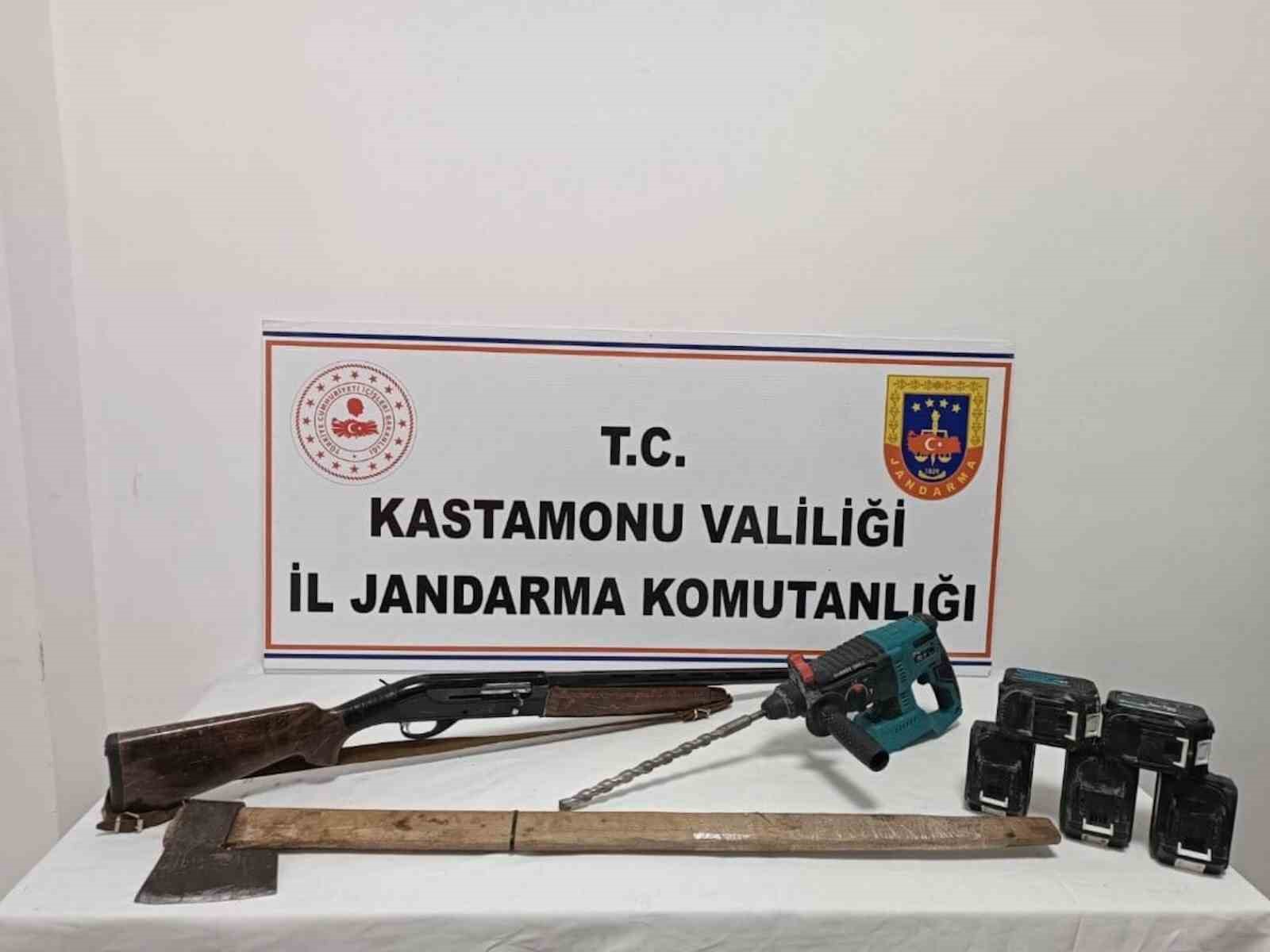 KASTAMONU'NUN TAŞKÖPRÜ İLÇESİNDE DEFİNE ARARKEN SUÇÜSTÜ YAKALANAN 2 ŞAHIS GÖZALTINA