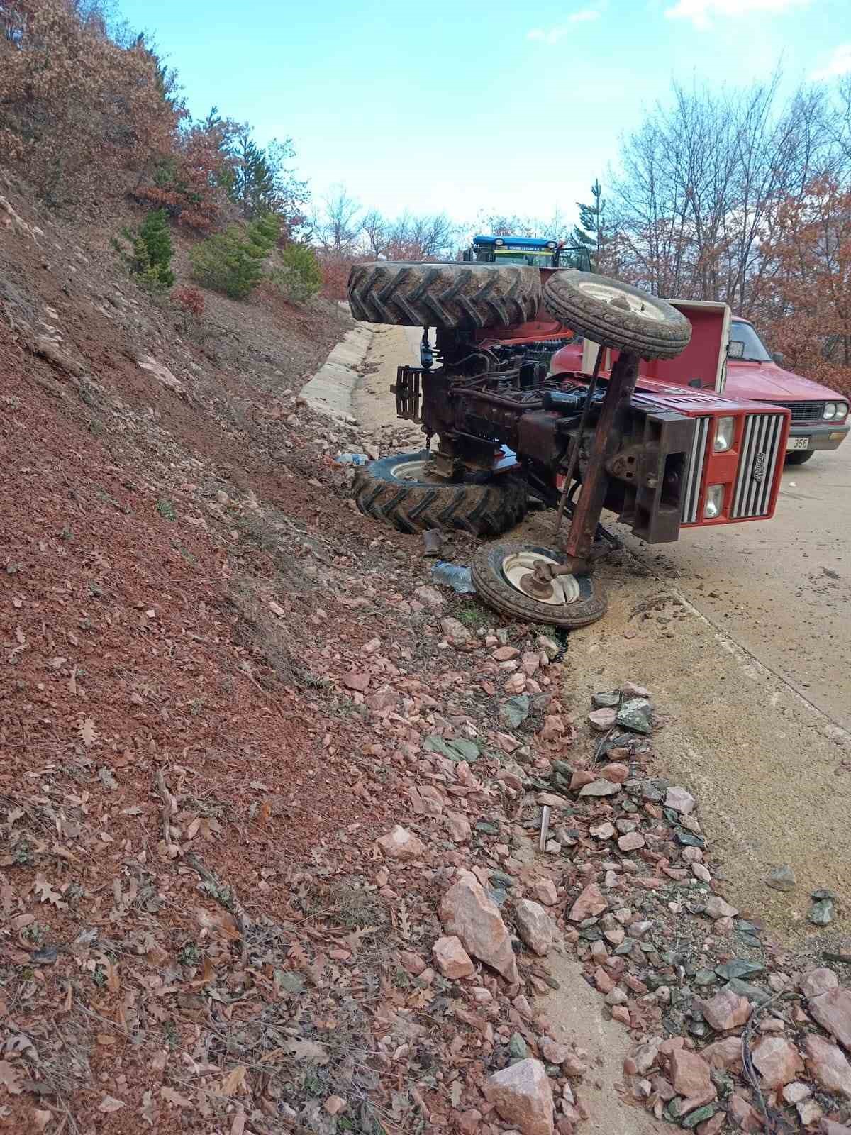 KASTAMONU'NUN HANÖNÜ İLÇESİNDE DEVRİLEN TRAKTÖRÜN SÜRÜCÜSÜ YARALANDI.