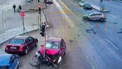 DÜZCE'DE DÖNÜŞ YASAĞI OLAN KAVŞAKTA KURALLARA UYULMAMASI SEBEBİYLE MEYDANA GELEN