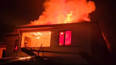 DÜZCE’DE 2 KATLI EVDE ÇIKAN YANGIN GÖKYÜZÜNÜ AYDINLATTI. ALEV TOPUNA