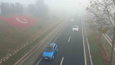DÜZCE'DE SABAH SAATLERİNDE SİS NEDENİYLE GÖRÜŞ MESAFESİ 20 METREYE KADAR