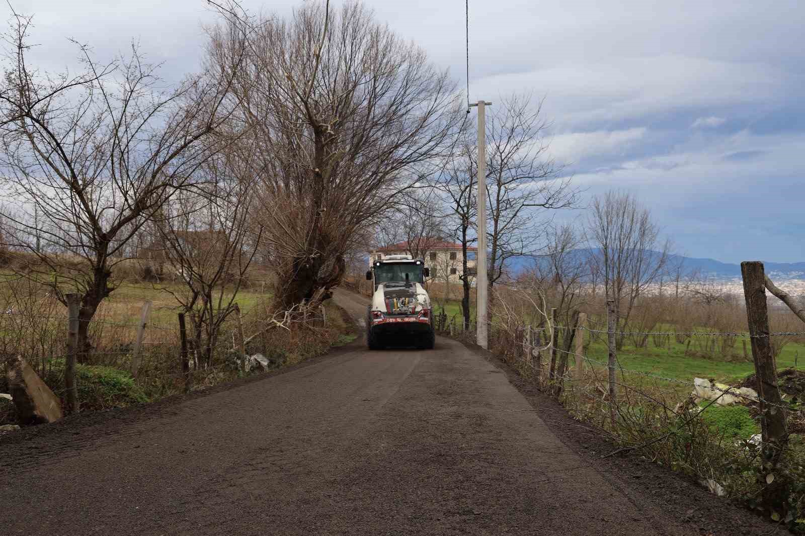 DÜZCE’NİN KÖY YOLLARINDA BAKIM ÇALIŞMASI SÜRÜYOR.