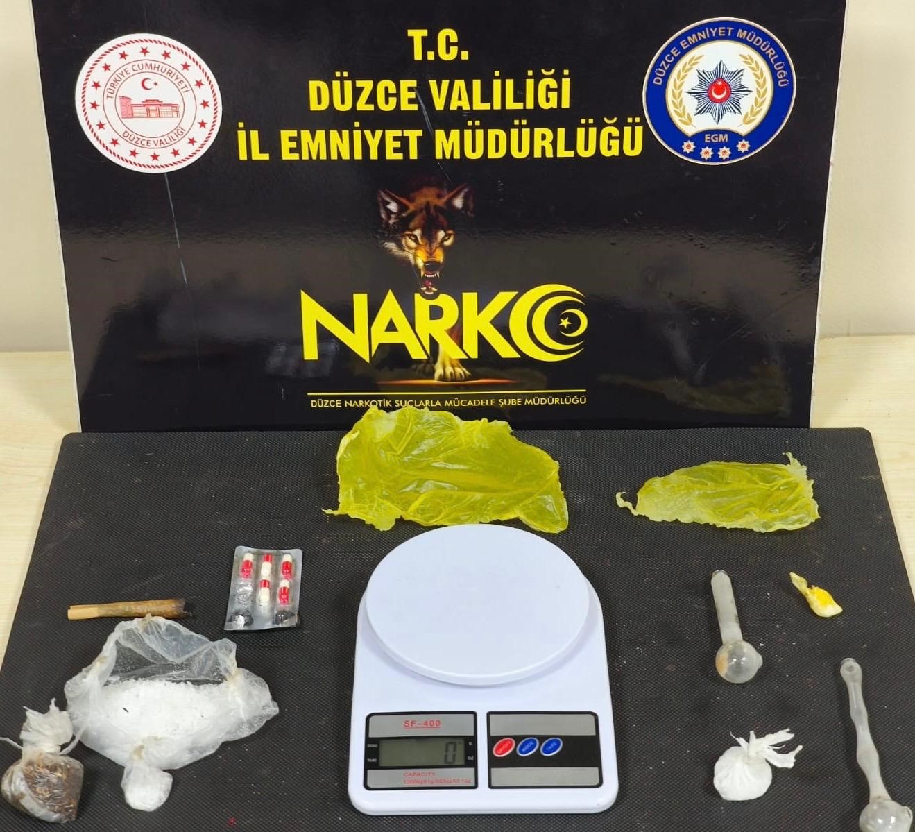 DÜZCE CUMHURİYET BAŞSAVCILIĞI KOORDİNESİNDE YÜRÜTÜLEN UYUŞTURUCU OPERASYONUNDA 2 KİŞİ TUTULANDI,