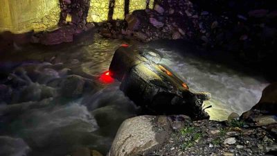 DÜZCE’DE YAYLADAN DÖNEN ARAZİ ARACI DEREYE UÇTU, KAZADA 3 KİŞİ