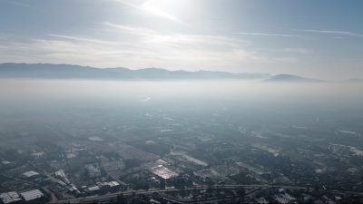 DÜZCE’DE SABAH SAATLERİNDE ETKİLİ OLAN SİS BULUTU KENTE ADETA ÇÖKTÜ.