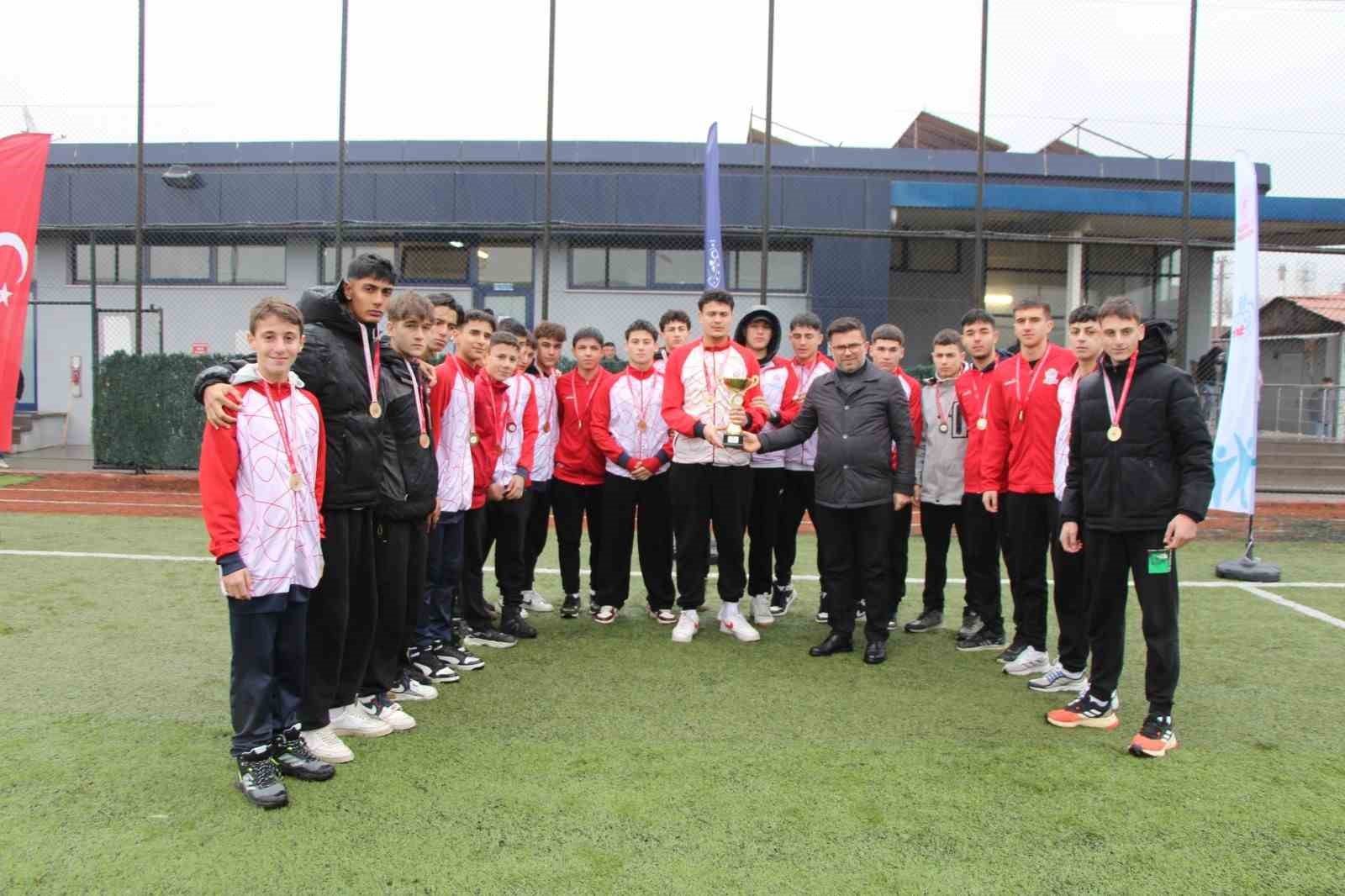 DÜZCE’DE OKUL SPORLARI GENÇ ERKEKLER FUTBOL MÜSABAKALARINA 5 TAKIM KATILDI.