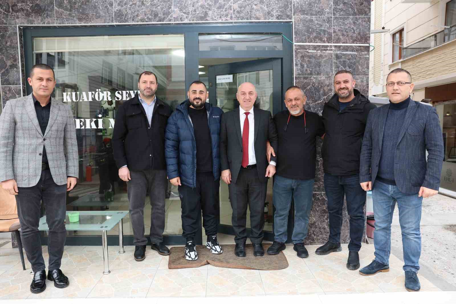 HER SABAH MESAİ SAATİ ÖNCESİ ESNAFI ZİYARET EDEN DARICA BELEDİYE