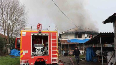 DÜZCE’DE 2 KATLI EVİN ÇATI KATINDA ÇIKAN YANGIN, CUMAYERİ BELEDİYESİ