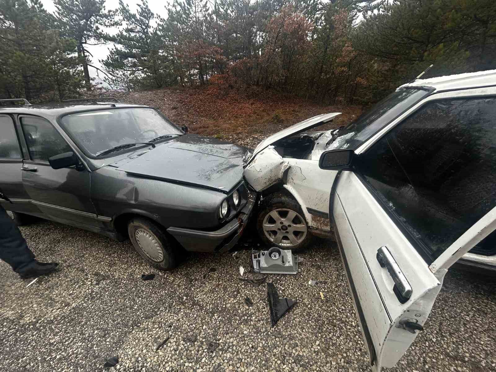 KASTAMONU'NUN HANÖNÜ İLÇESİNDE İKİ OTOMOBİLİN ÇARPIŞMASI NETİCESİNDE MEYDANA GELEN KAZADA