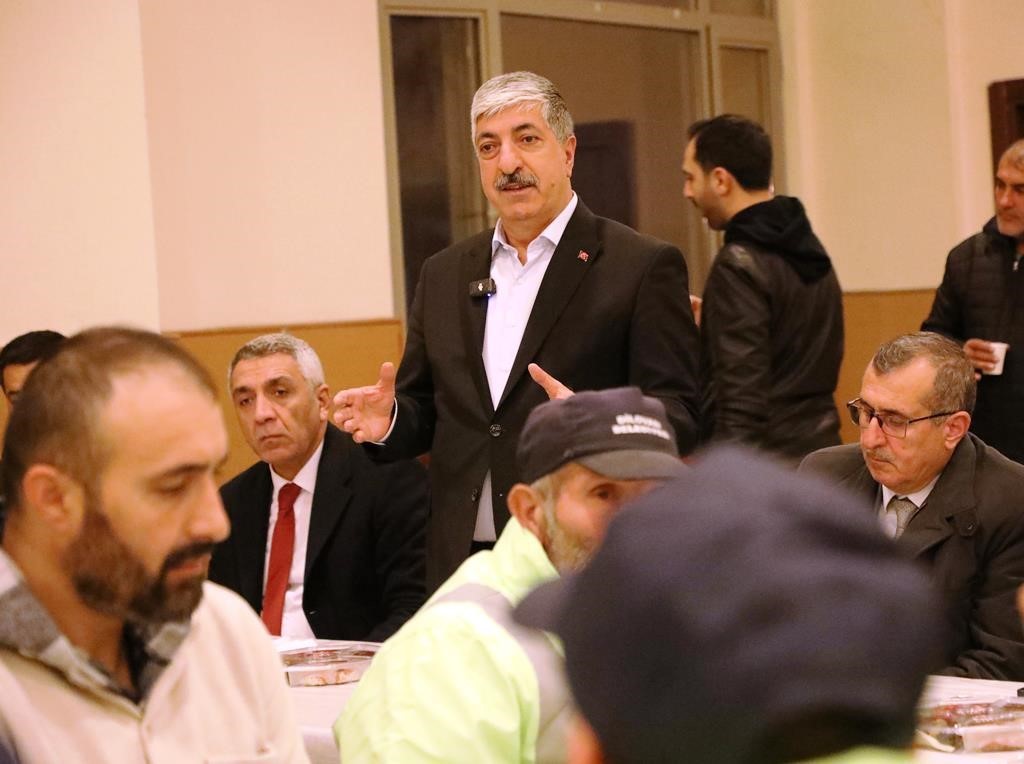 DİLOVASI BELEDİYE BAŞKANI RAMAZAN ÖMEROĞLU, TEMİZLİK PERSONELLERİYLE BİR ARAYA GELDİ.