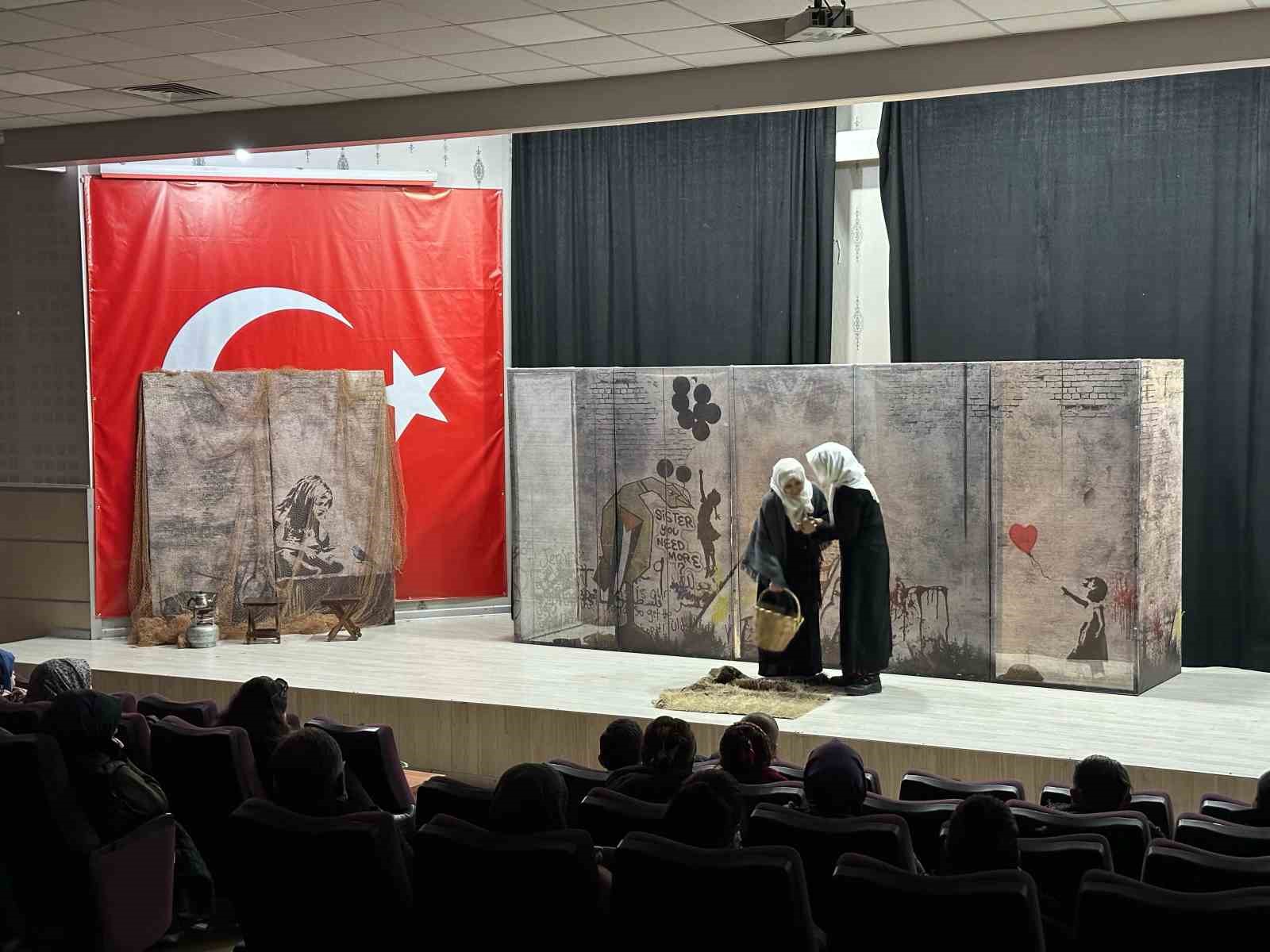 KARTEPE'DE İSRAİL'İN YILLARDIR FİLİSTİN'E UYGULADIĞI İNSANLIK ZULMÜNÜ KONU ALAN "DÖKME