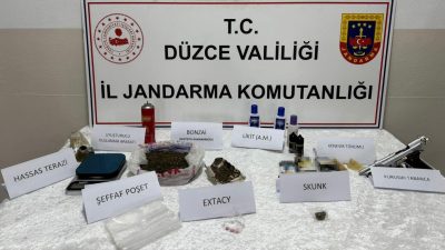 DÜZCE’DE JANDARMA EKİPLERİ TARAFINDAN UYUŞTURUCU OPERASYONUNDA ÇEŞİTLİ UYUŞTURUCU MADDE ELE