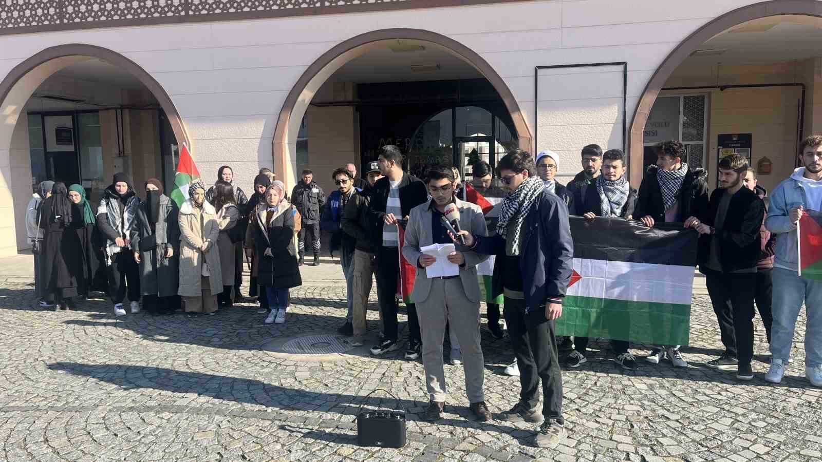 KASTAMONU ÜNİVERSİTESİNDE OKUYAN BİR GURUP ÖĞRENCİ, STARBUCKS ÖNÜNDE TOPLANARAK İSRAİL’İN