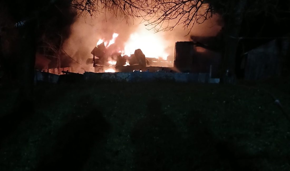 KASTAMONU’NUN İNEBOLU İLÇESİNDE, ÇIKAN YANGINDA 2 KATLI AHŞAP EV KULLANILMAZ