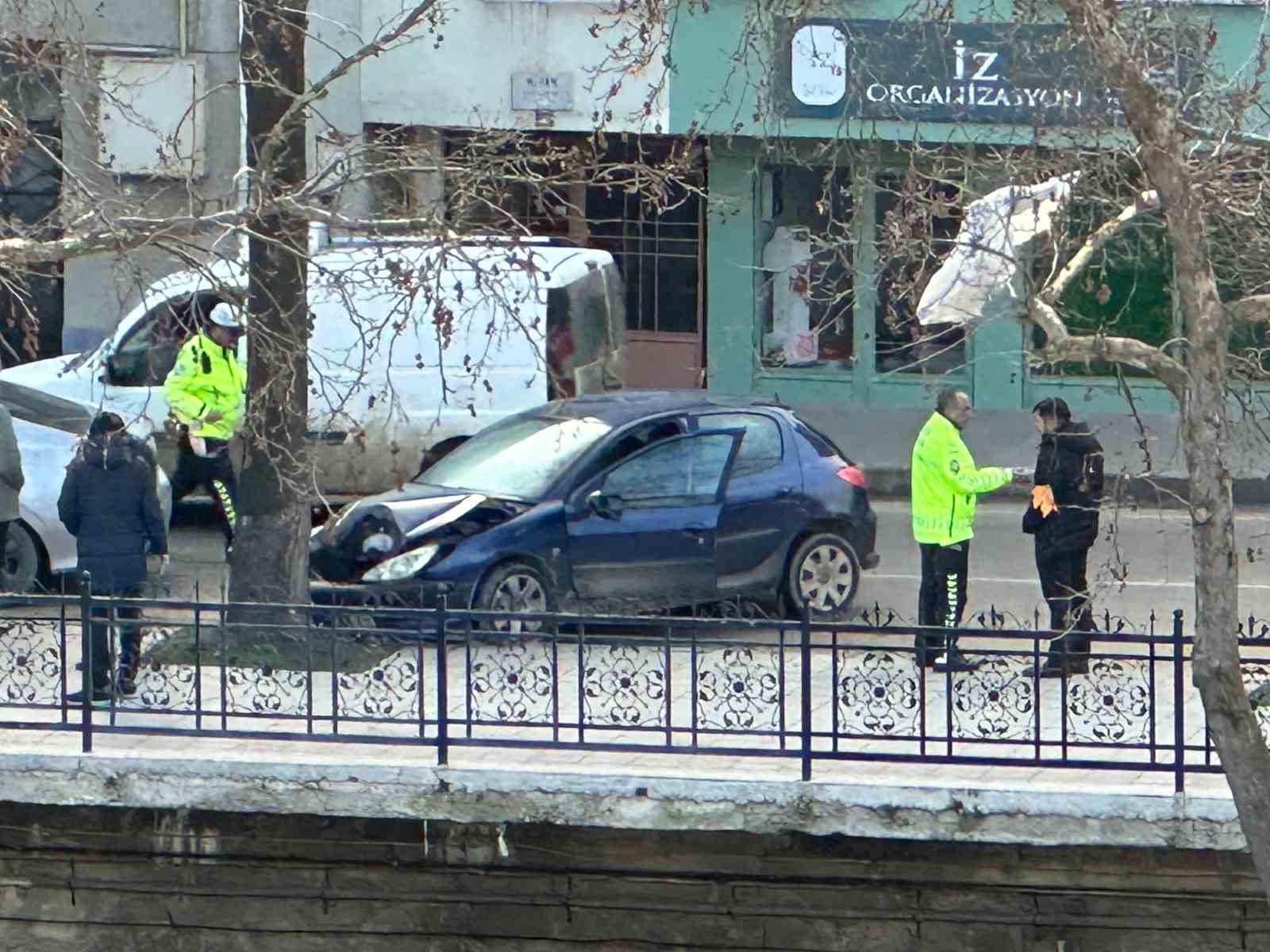 KASTAMONU'DA SABAH SAATLERİNDE ETKİLİ OLAN BUZLANMA SEBEBİYLE ÇOK SAYIDA KAZA