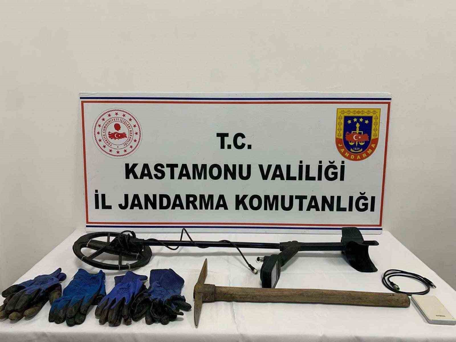 KASTAMONU’NUN TAŞKÖPRÜ İLÇESİNDE İZİNSİZ KAÇAK KAZI YAPAN İKİ ŞÜPHELİ, JANDARMA