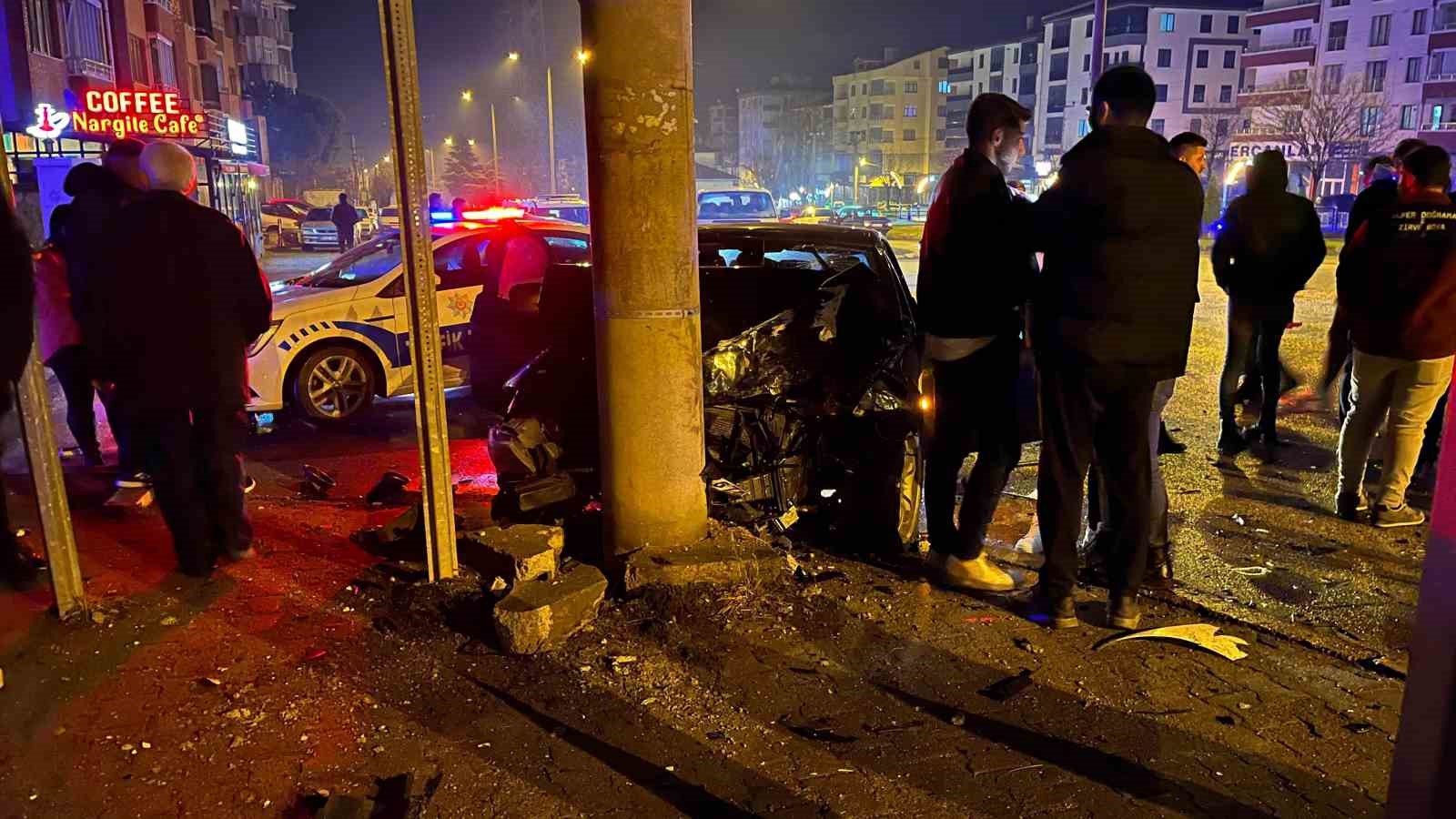 KASTAMONU'NUN TOSYA İLÇESİNDE İKİ OTOMOBİLİN ÇARPIŞMASI NETİCESİNDE MEYDANA GELEN KAZADA