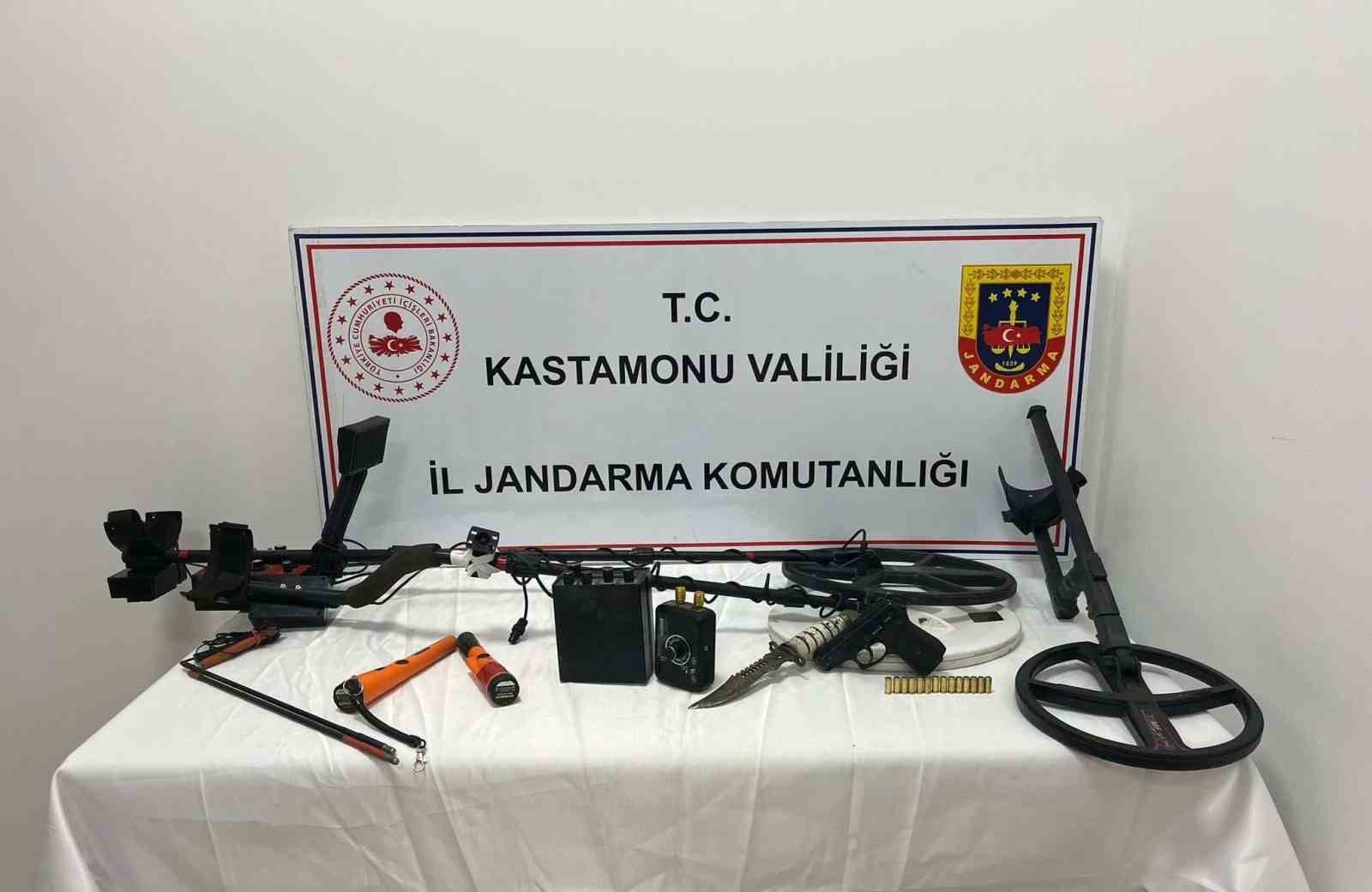 KASTAMONU’NUN TOSYA İLÇESİNDE İZİNSİZ KAZI PAN 4 ŞAHIS, JANDARMA EKİPLERİNCE