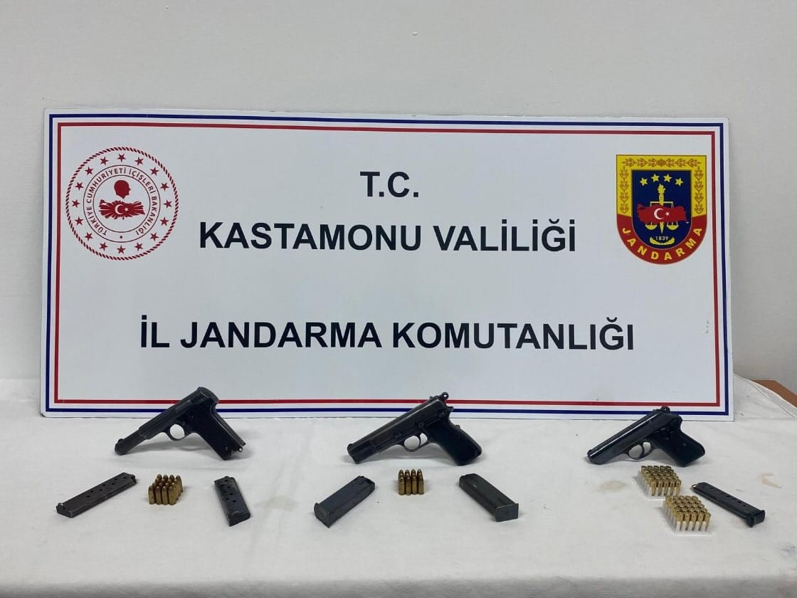 KASTAMONU’DA JANDARMA EKİPLERİ TARAFINDAN YAPILAN ARAMADA 3 ADET RUHSATSIZ TABANCA