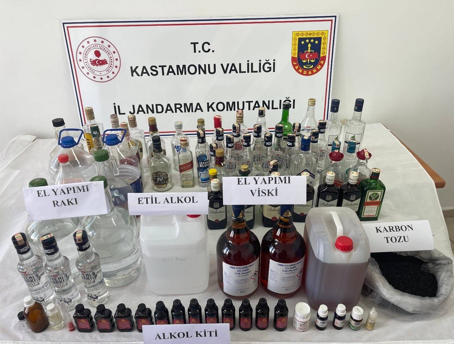 KASTAMONU’DA JANDARMA EKİPLERİ TARAFINDAN DÜZENLENEN OPERASYONDA SAHTE İÇKİ İLE YAKALANAN