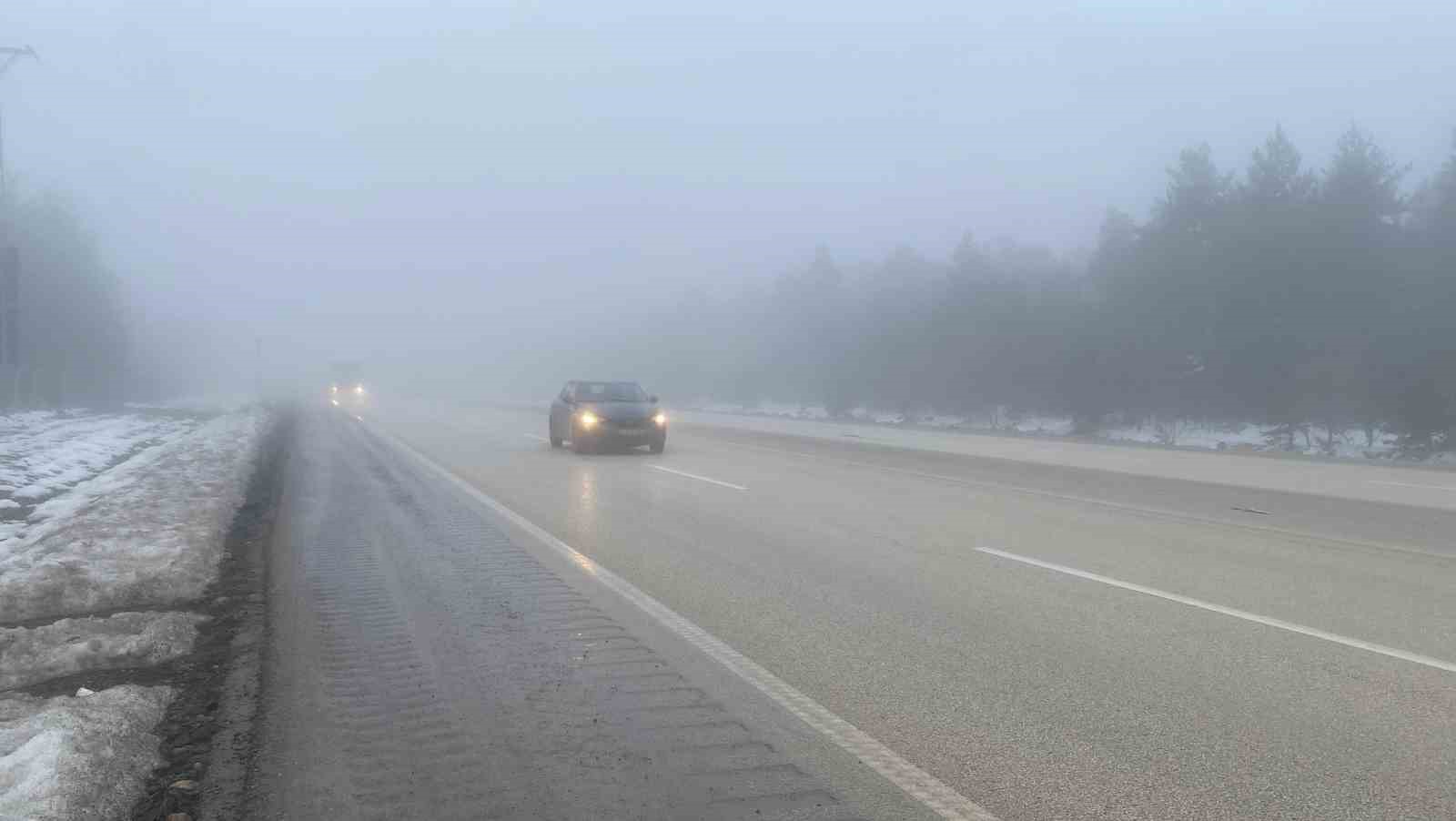 KASTAMONU’DA YOĞUN SİS ETKİLİ OLUYOR. SİS NEDENİYLE GÖRÜŞ MESAFESİ 30
