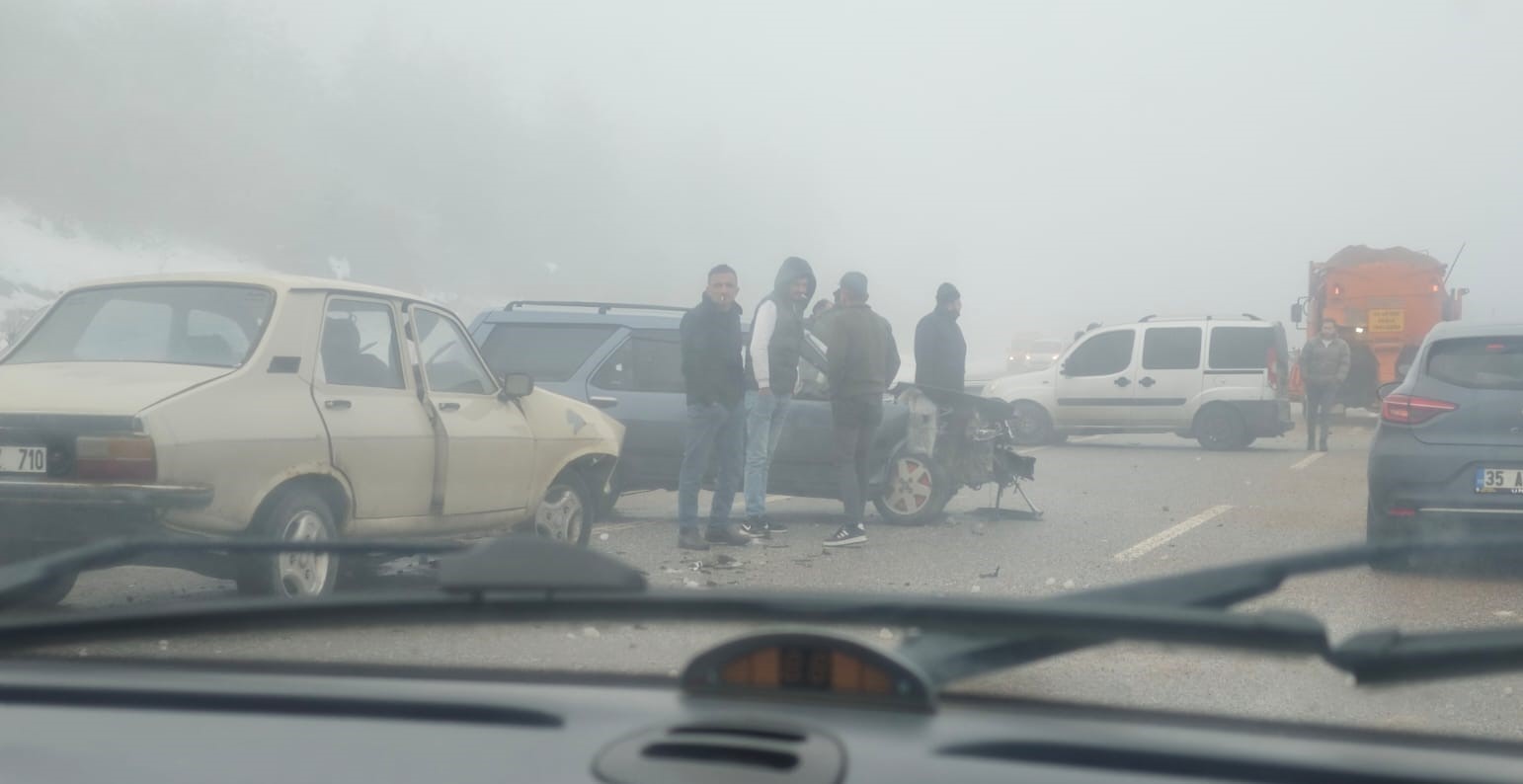 KASTAMONU-KARABÜK KARAYOLU ÜZERİNDE GİZLİ BUZLANMA VE SİS SEBEBİYLE 5 ARACIN