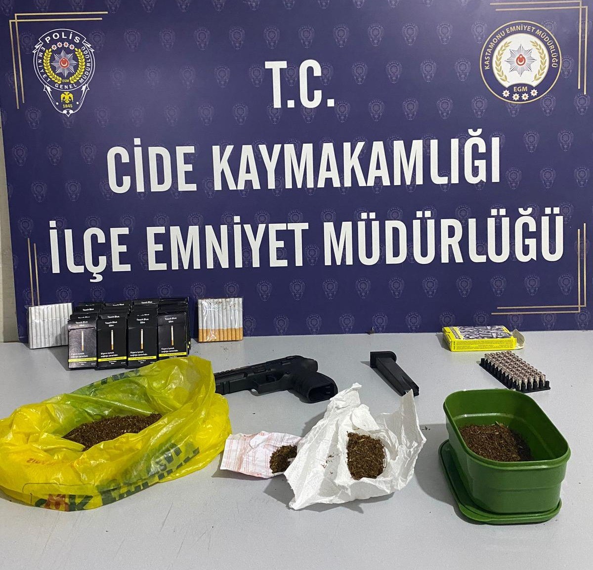 KASTAMONU'NUN CİDE İLÇESİNDE POLİS EKİPLERİ TARAFINDAN DURDURULAN ARAÇTA UYUŞTURUCU MADDE