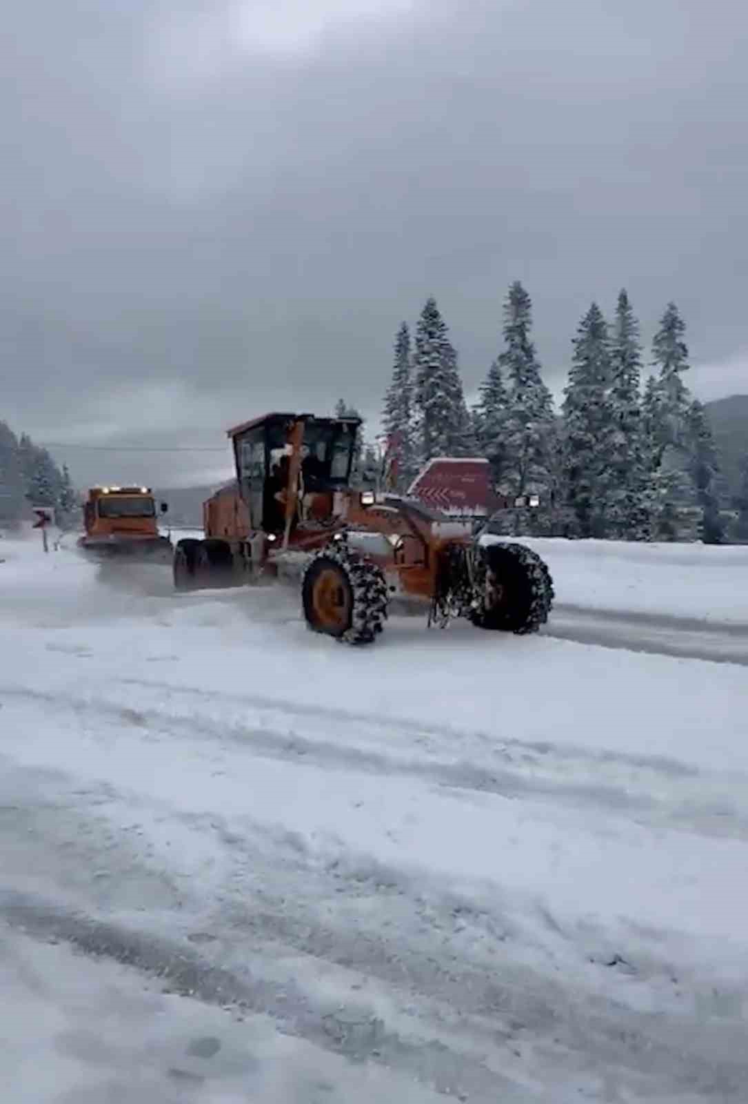 KASTAMONU-ÇANKIRI SINIRINDAKİ ILGAZ DAĞI'NDA KAR YAĞIŞI ETKİLİ OLDU. EKİPLER YAĞIŞIN