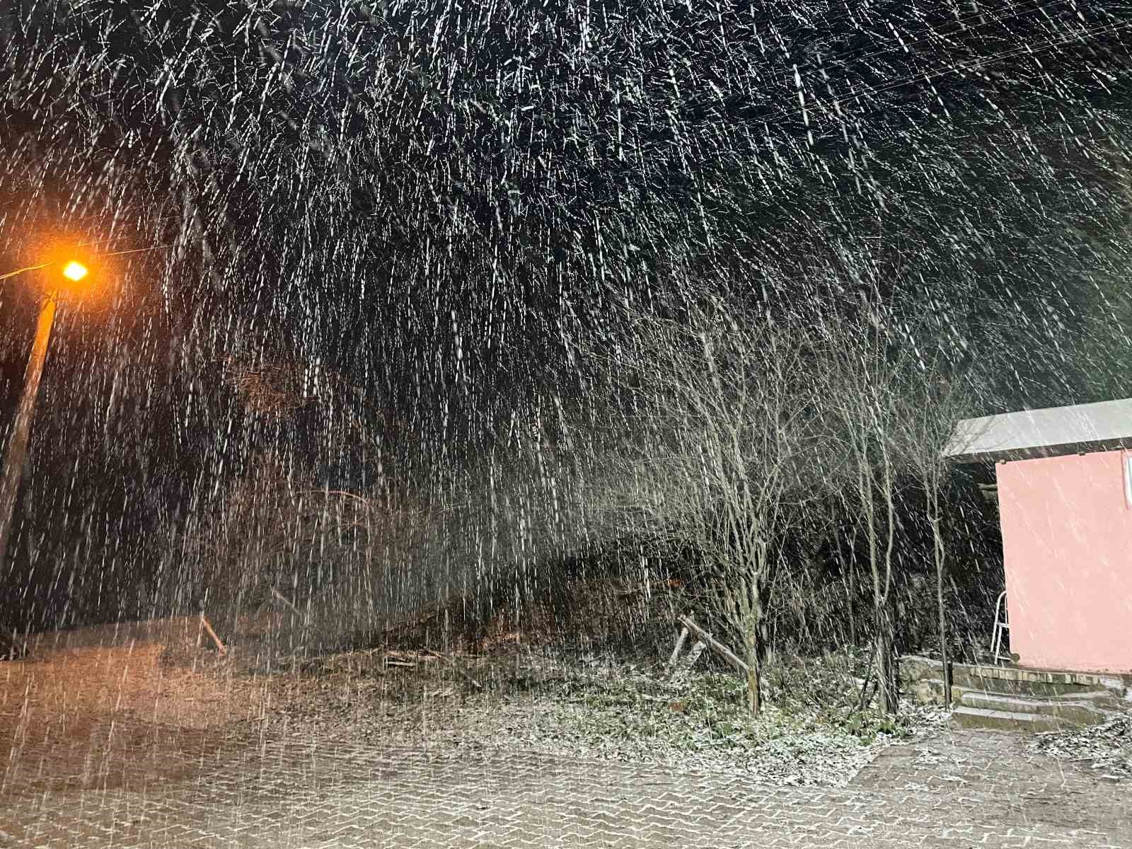KASTAMONU'DA AKŞAM SAATLERİ İTİBARİ İLE YÜKSEK RAKIMLI BÖLGELERDE KAR YAĞIŞI